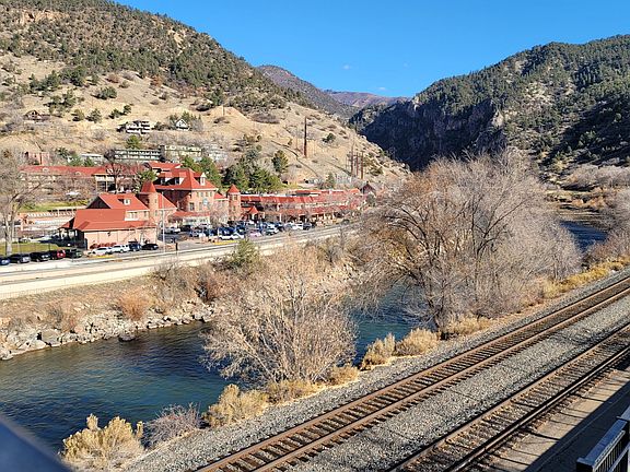 Glenwood Hot Springs Athletic Club with a short walk