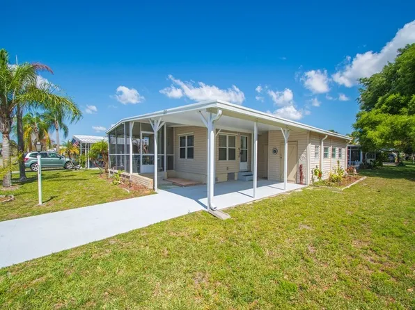 900 Laurel Cir, Barefoot Bay, FL 32976