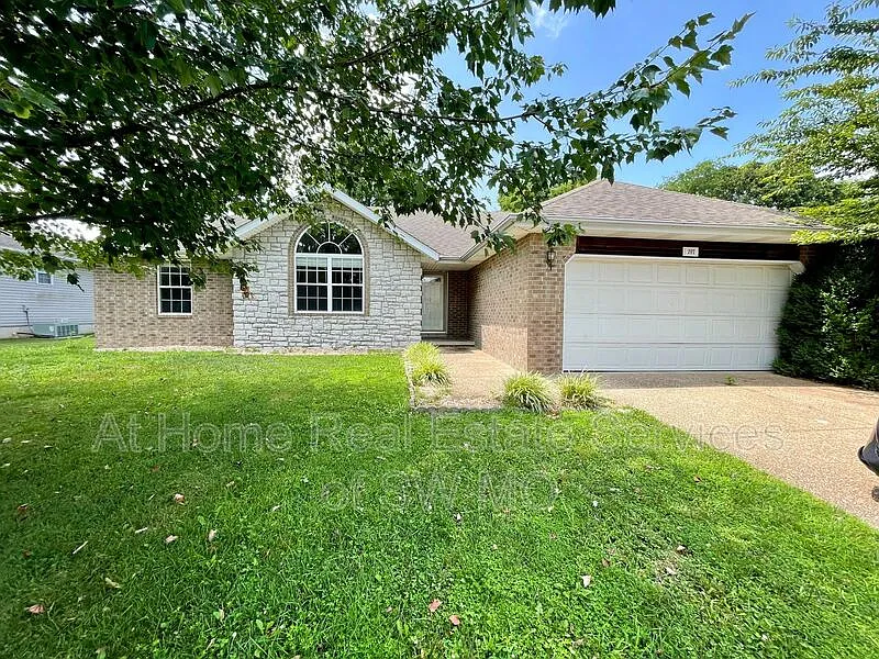 3 bed, 2.0 bath, 1338 sqft, $1,555 — Photo 1