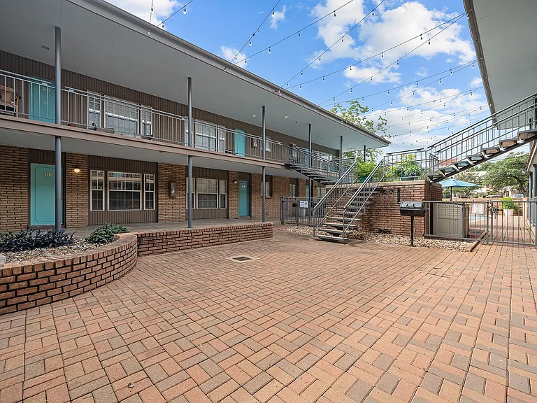 Enfield Court Apartments — Photo 9