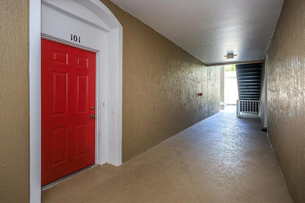 3 bed, 2.0 bath, 1411 sqft, $2,000 — Photo 2