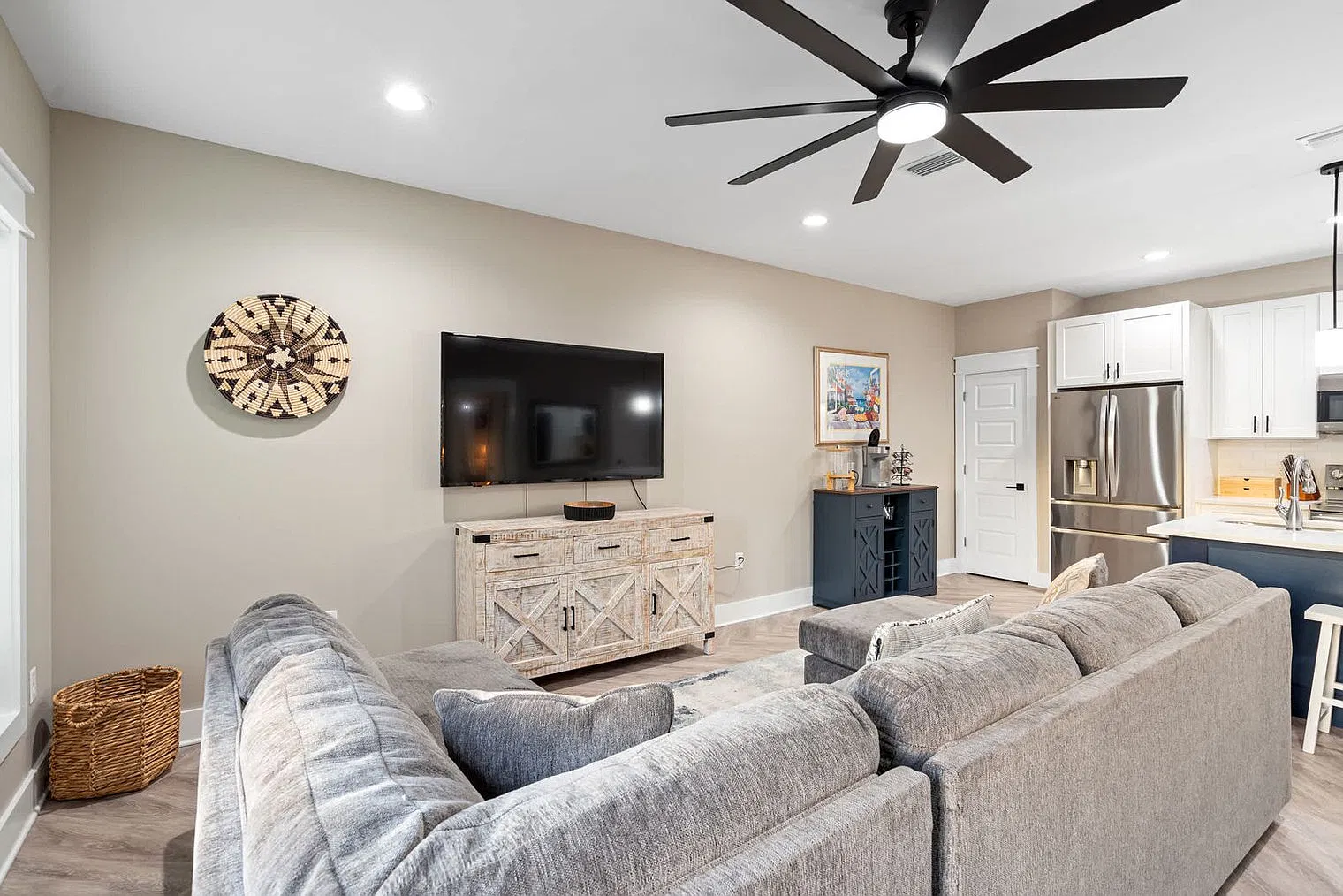 3 bed, 2.0 bath, 1410 sqft, $4,213 — Photo 3