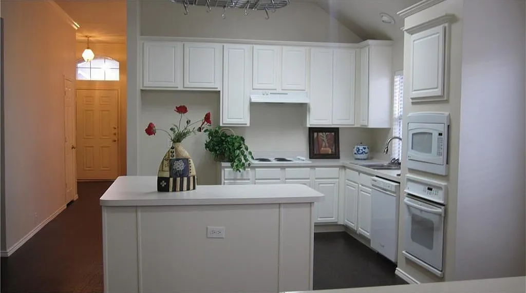 3 bed, 1890 sqft, $2,395 — Photo 3