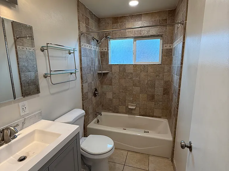 & 489 Richlee Dr — Photo 4