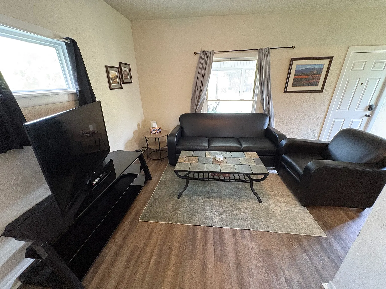 3 bed, 1100 sqft, $2,700 — Photo 3