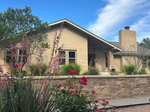 615 S 6th St, Canadian, TX 79014