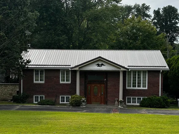 230 Forrest Rd, Hurricane, WV 25526