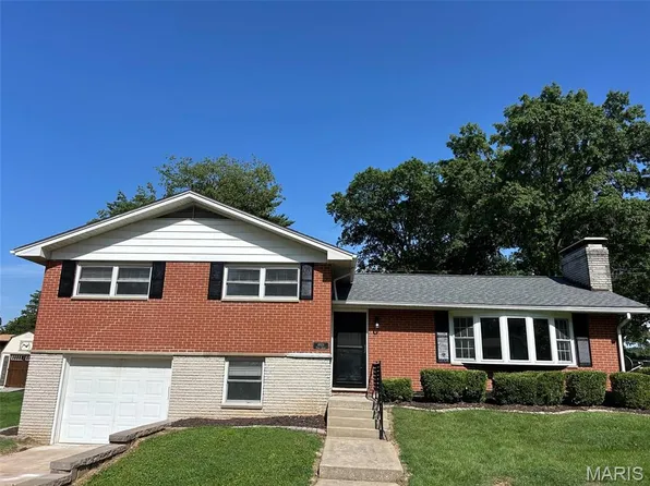 4809 Paris Dr, Godfrey, IL 62035