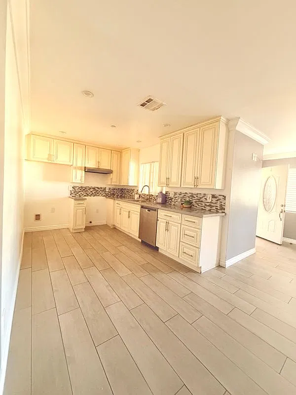 3 bed, 2.0 bath, 850 sqft, $3,350 — Photo 2