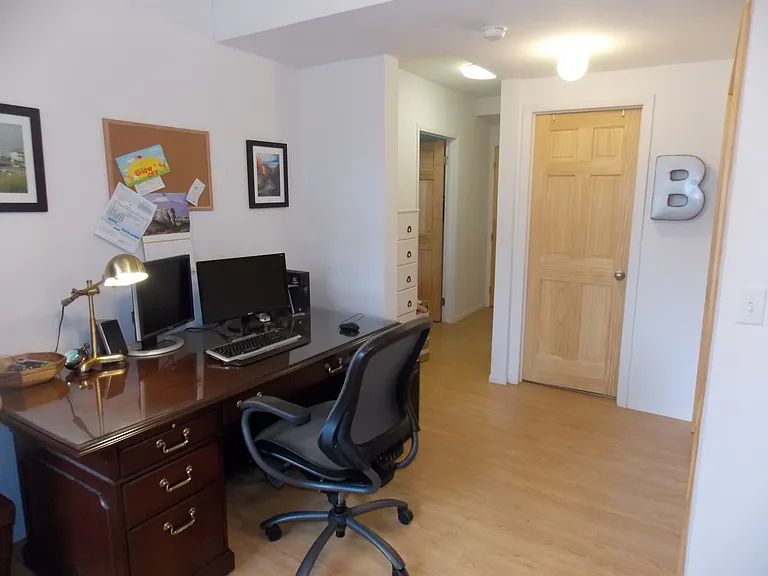 Entrance Area, Hallway to Bedroom