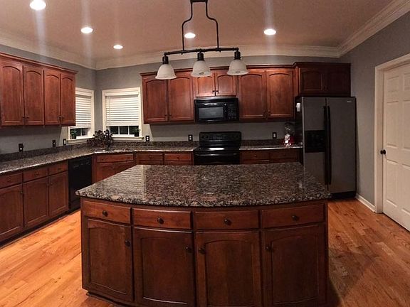 4th image of 907 Clear Creek Cir