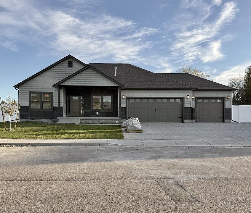 1st image of 230 Moonlight Dr