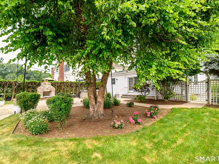 18 Elm Tree Pl #1 — Photo 28