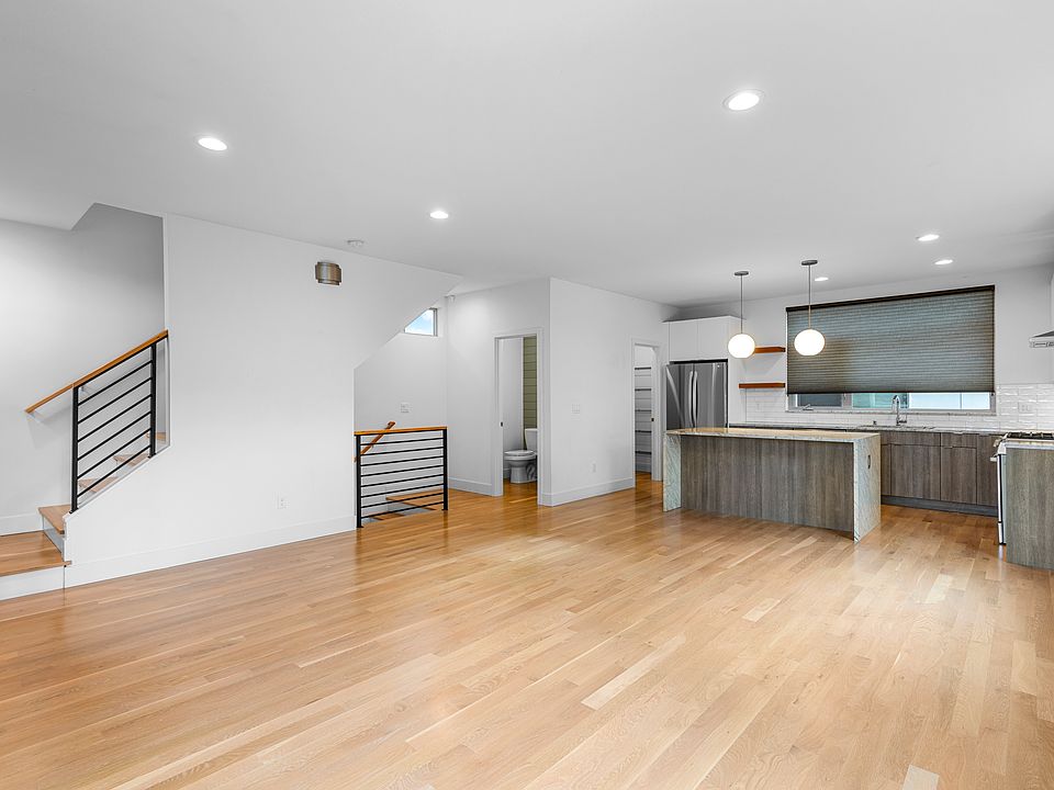 Super large and open entertaining space. 2 beds on the level below and 2 beds on the level above.