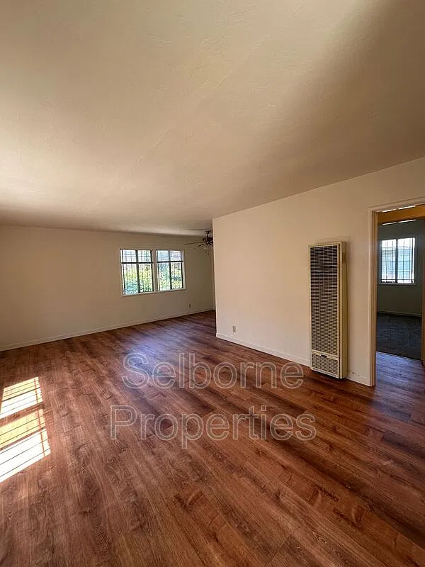 2 bed, 1.0 bath, 950 sqft, $2,065 — Photo 2