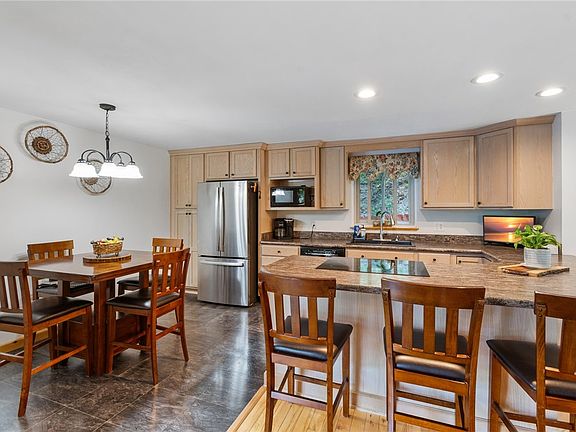 3rd image of 5189 E Lake Rd