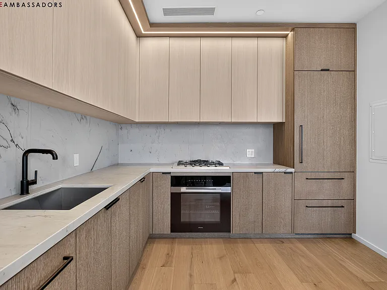 249 E 62nd St #12B — Photo 4