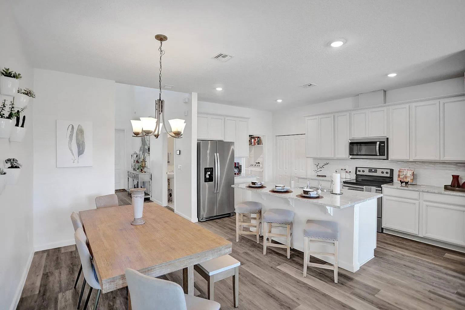 4 bed, 2.5 bath, 2090 sqft, $2,400 — Photo 2