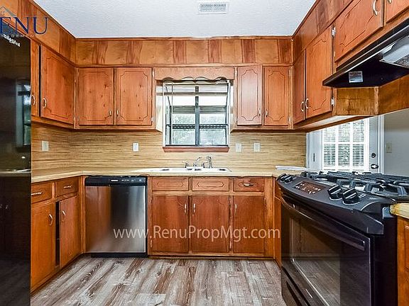 5th image of 9042 Chestnut Lake Dr
