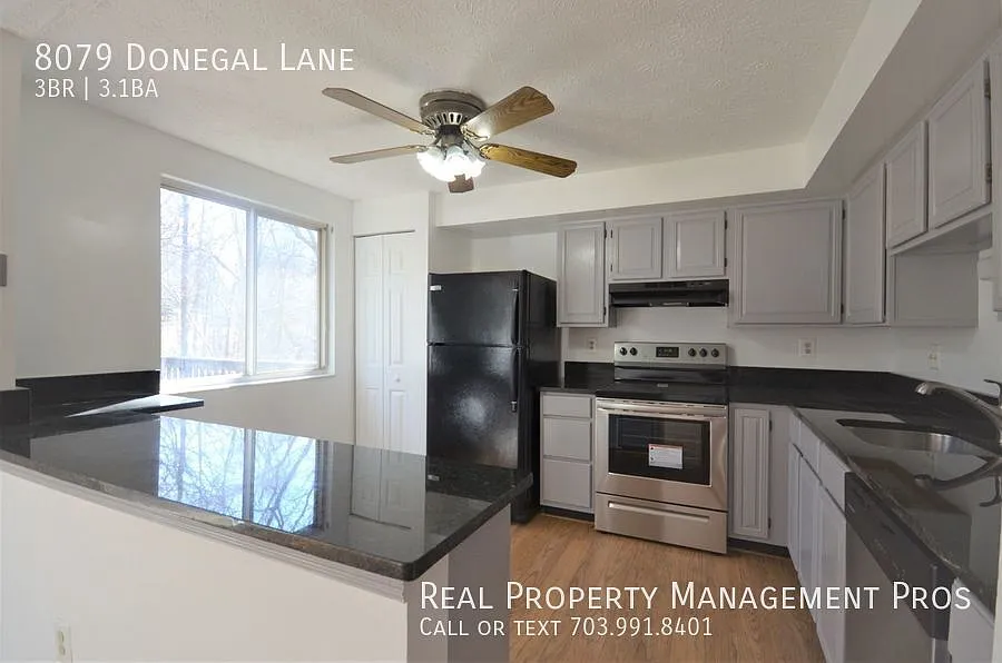 3 Level Townhouse in the heart of Springfield! — Photo 2