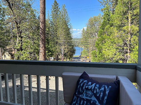 Upper Deck - Lake View