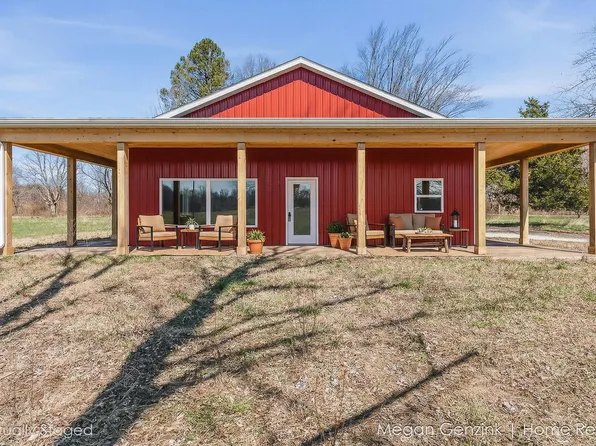 6530 Riverside Rd, Fennville, MI 49408