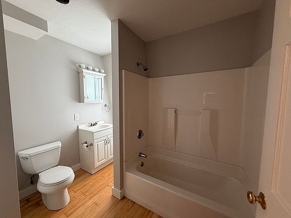 3rd image of 37 Oak Ave