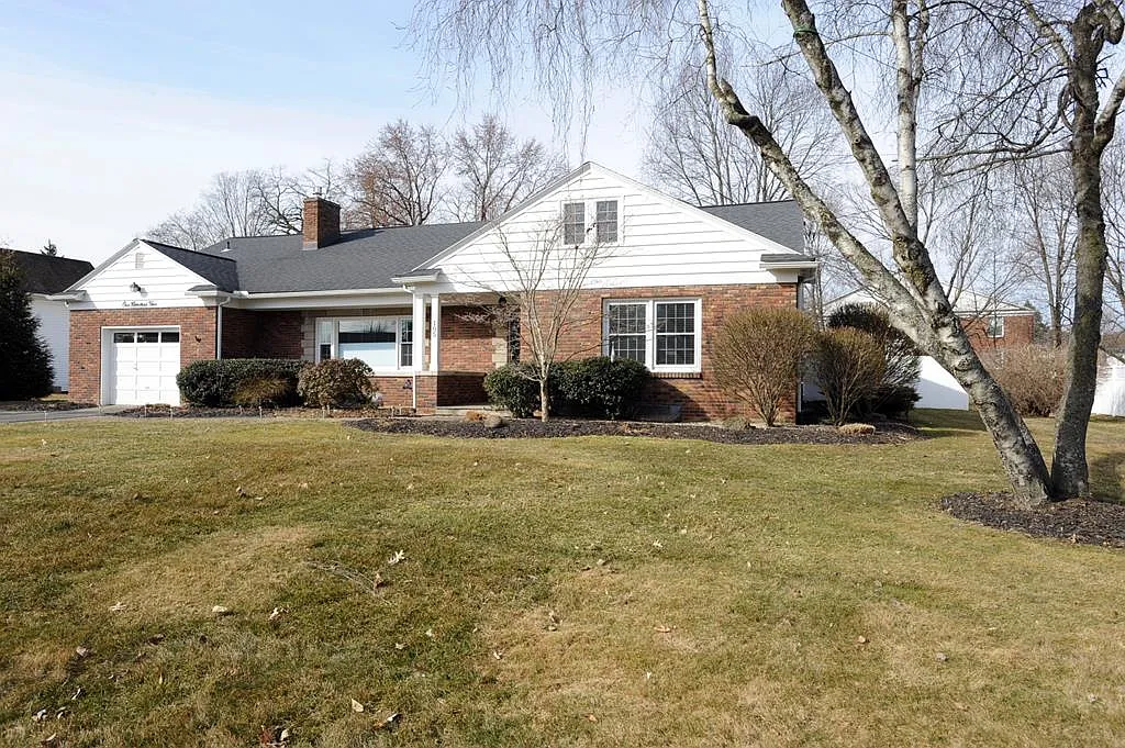 105 Underwood Ave photo 1