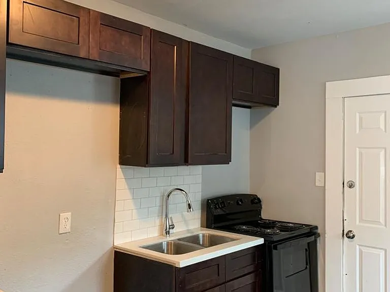 211 E Sterling St — Photo 7