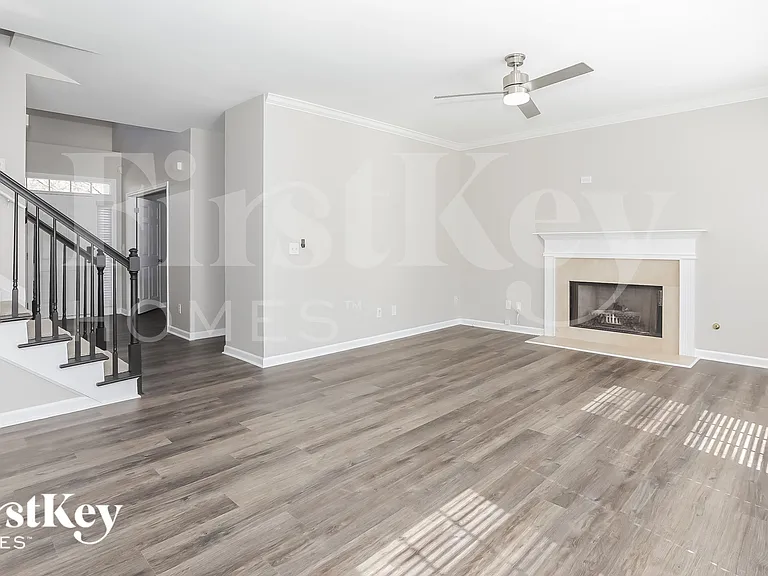 2127 Mitford Ct — Photo 2