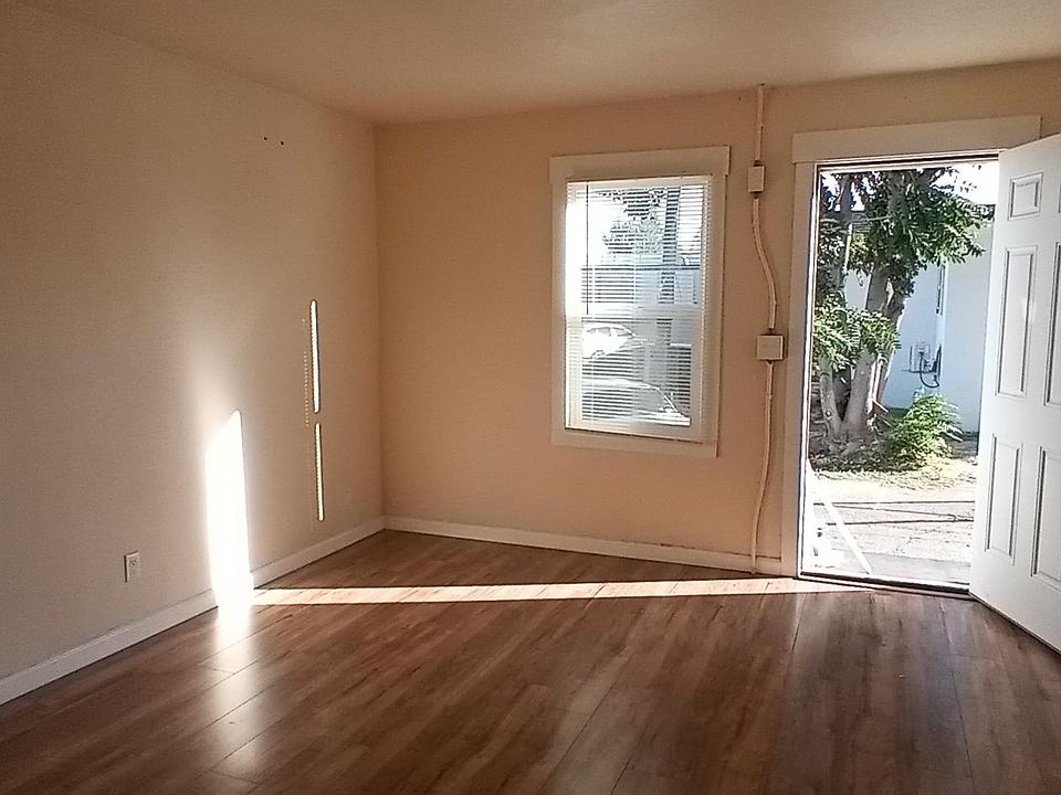 1st image of 212 9th Ave S #4