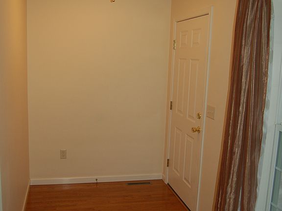Foyer w/ Hardwood Floor