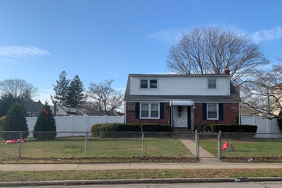 1st image of 2161 McArthur St