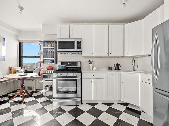 4th image of 303 Beverley Rd APT 8D