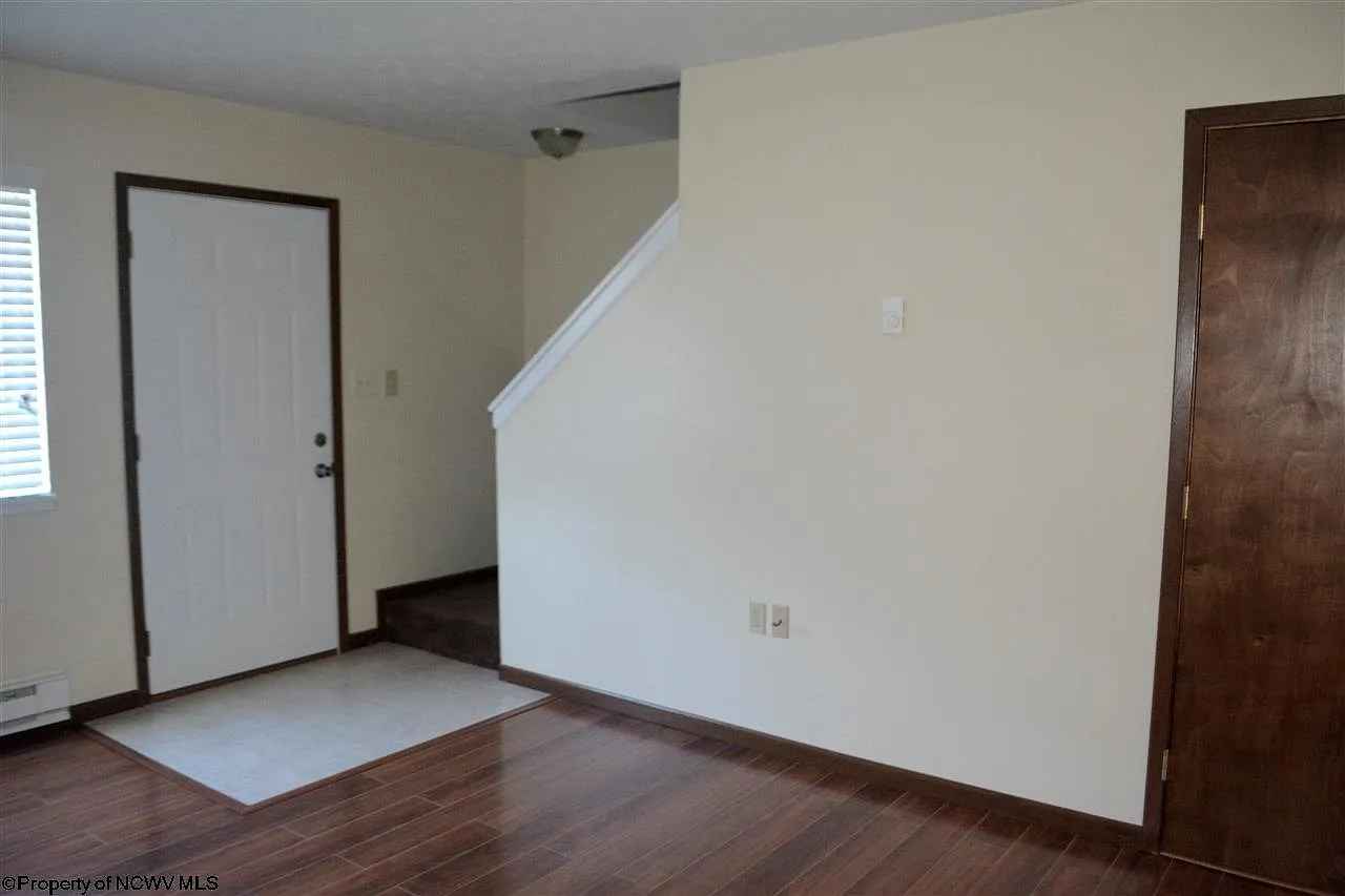 2 bed, 1.0 bath, $725 — Photo 3