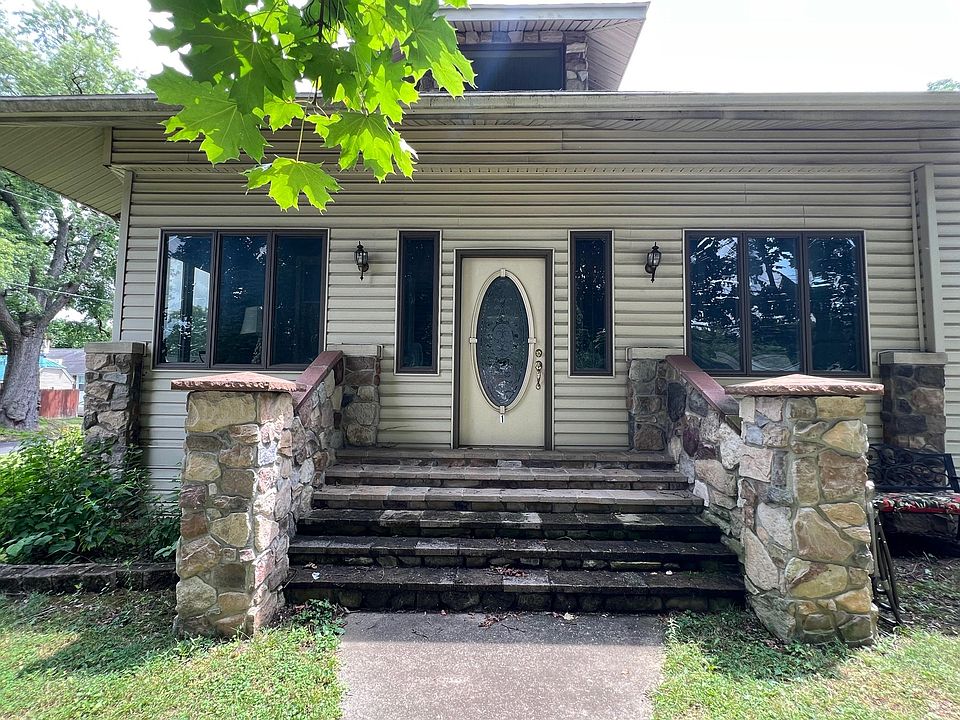 Front entrance/sunroom.