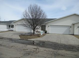 871 Kirkwood Dr, Grand Forks, ND 58201