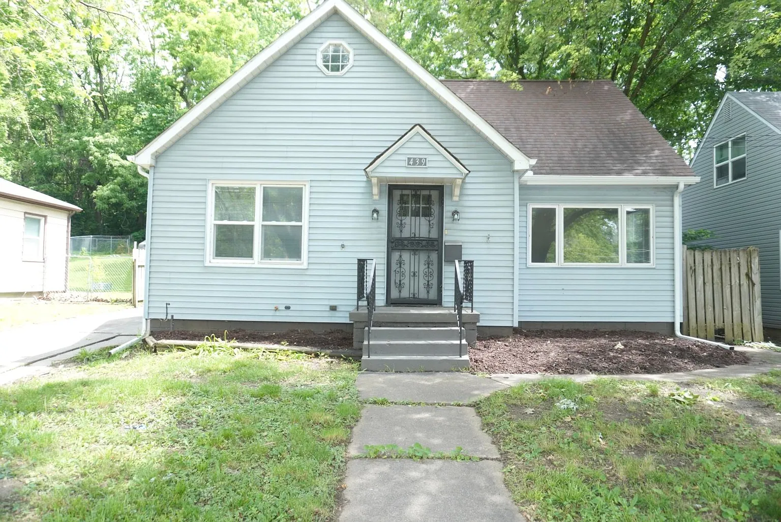 439 Waverly Rd photo 1