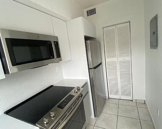 4th image of 406 NW 84th Ter #403