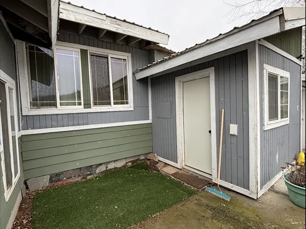461 Desiree Ln, Moxee, WA 98936
