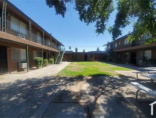 2 bed, $1,100 — Photo 2