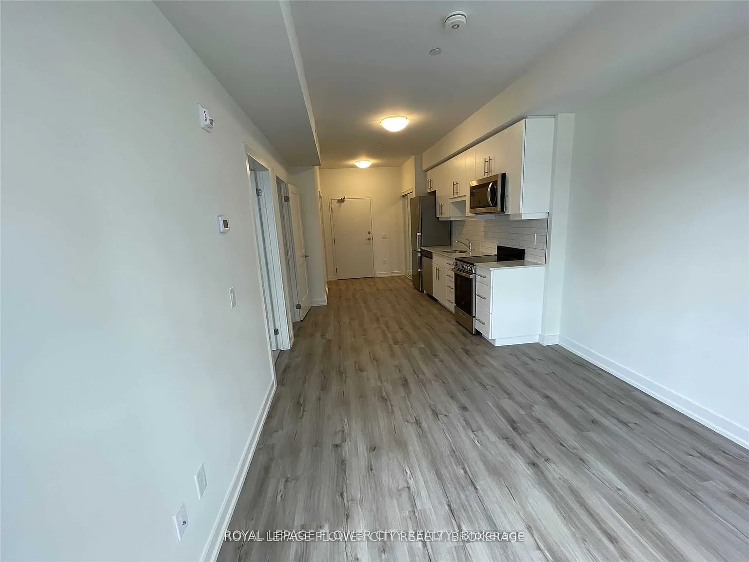 247 Northfield Dr E — Photo 2