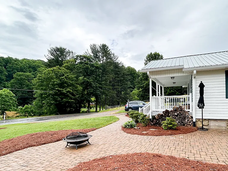 2145 Hyatt Creek Rd — Photo 4
