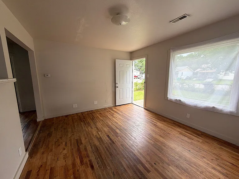 222 Nadine St — Photo 11