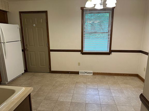 5th image of 3173 W 40th St