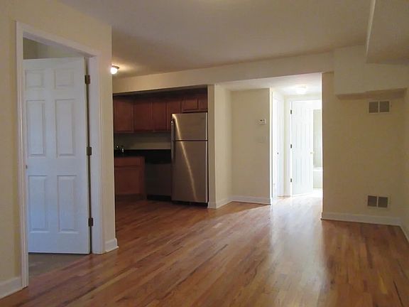 3rd image of 6414 N Ridge Blvd APT 1E