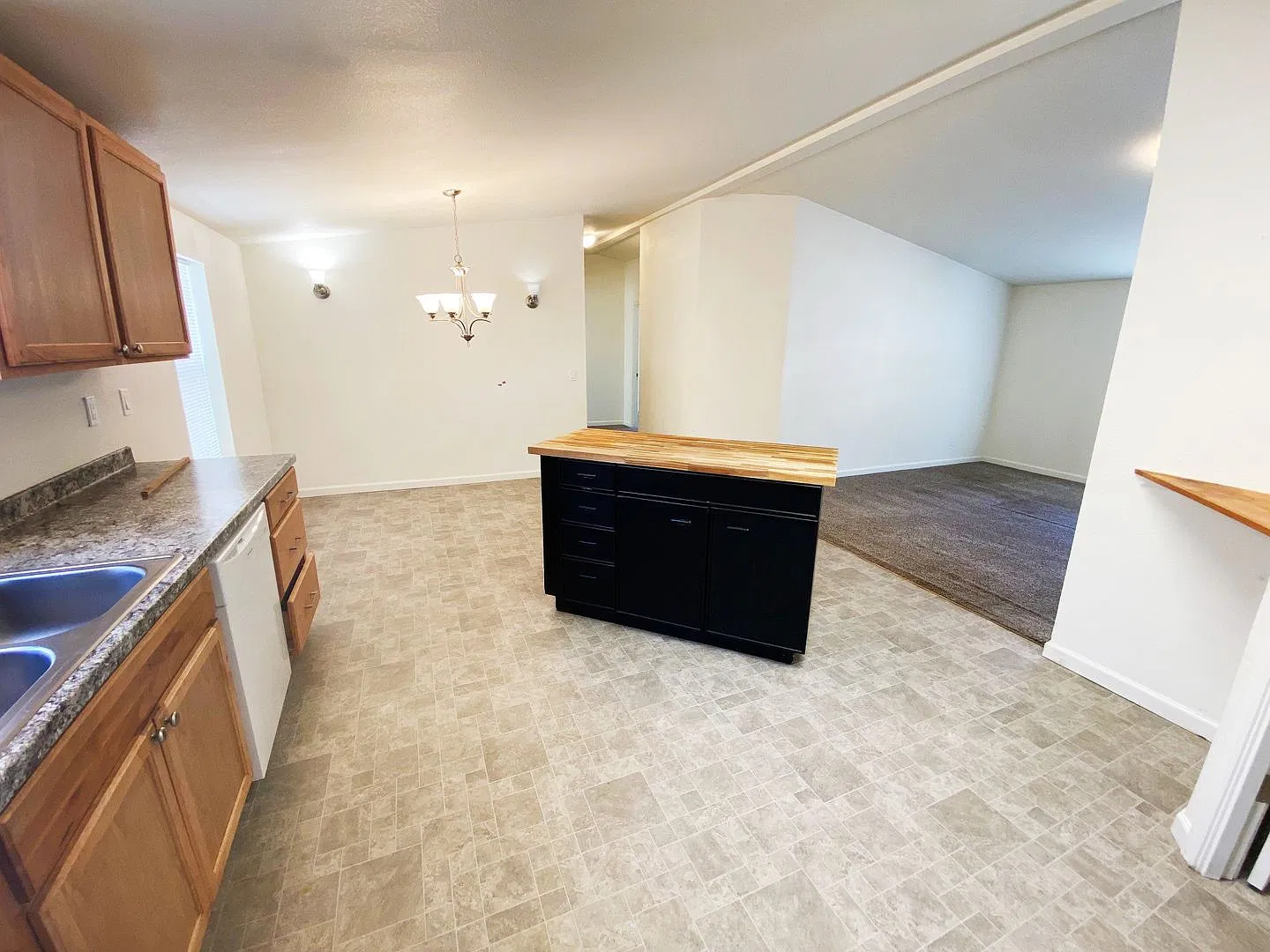 ~3 Bedroom 2 Bath Home w/Shop~ — Photo 3