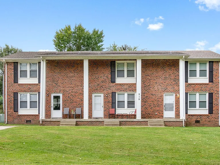 219 Taft Dr — Photo 1