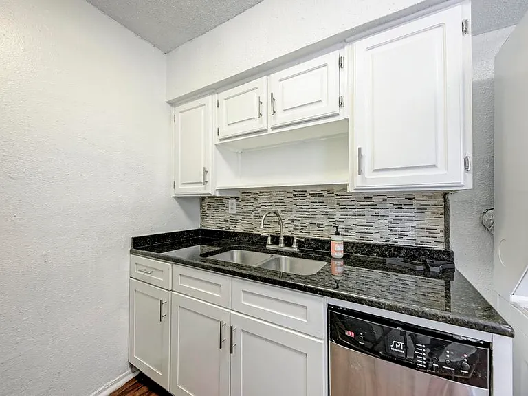 2401 Manor Rd #104 — Photo 21