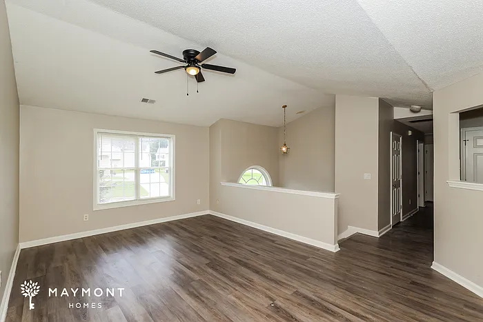 3 bed, 3.0 bath, 2014 sqft, $2,045 — Photo 4